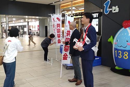 市長が募金活動している写真