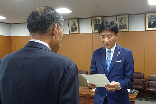 市長が諮問している写真