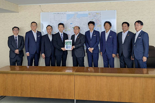 市長が記念撮影している写真