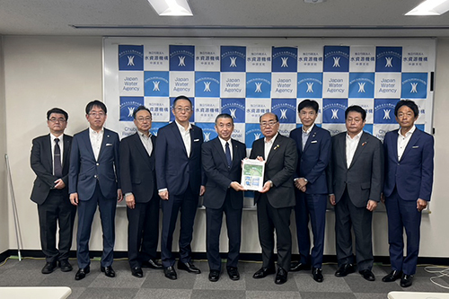 市長が記念撮影している写真