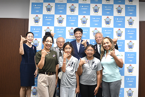 市長が記念撮影している写真