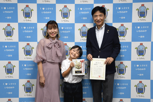 市長が記念撮影している写真