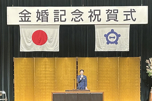 登壇した市長の写真
