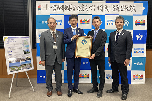 市長が記念撮影している写真