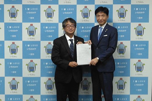 市長が記念撮影している写真