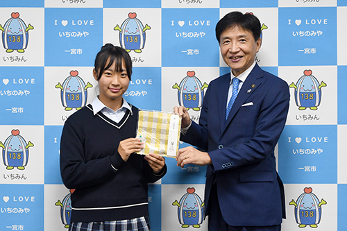 市長が記念撮影している写真