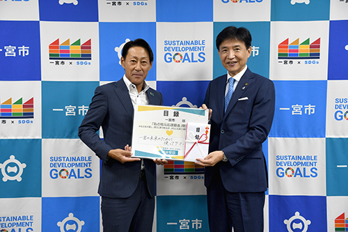 市長が記念撮影している写真