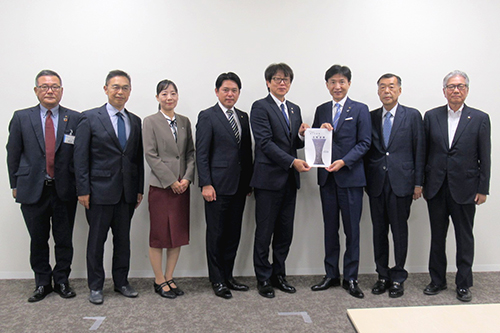 市長が記念撮影している写真