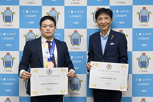 市長が記念撮影している写真