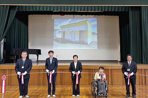 市長が記念撮影している写真