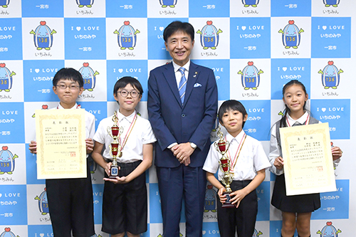 市長が記念撮影している写真