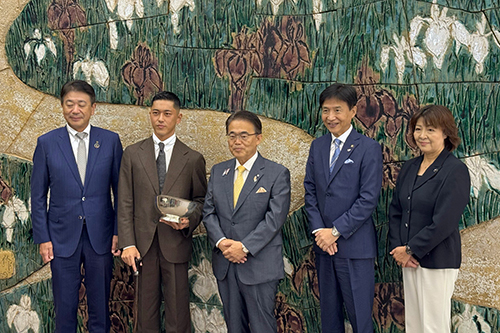 市長が記念撮影している写真