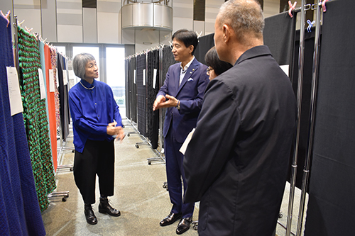 市長が視察している写真