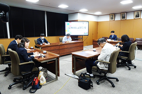 記者会見の様子の写真