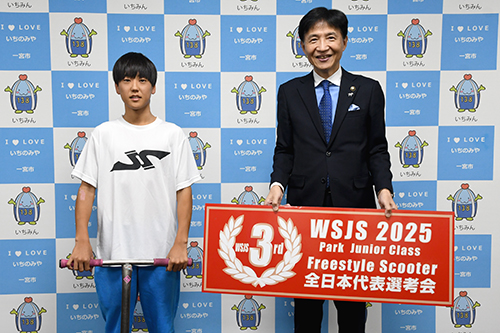 市長が記念撮影している写真