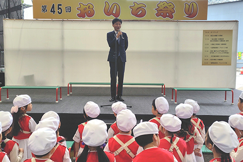 市長があいさつしている写真