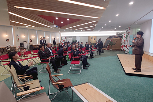 市長が視察している写真