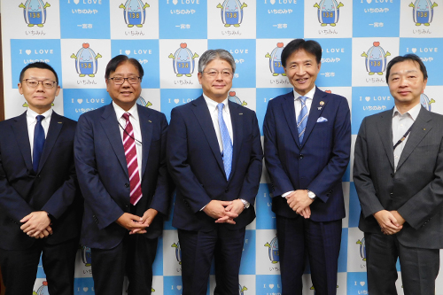 市長が記念撮影している写真