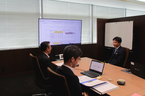 市長が意見交換している写真