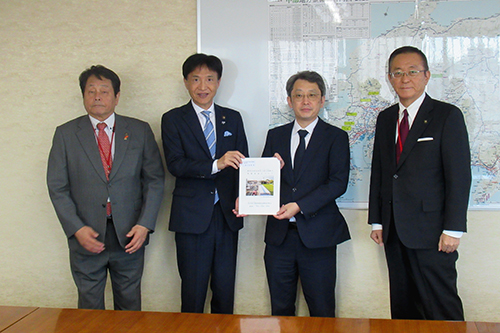 市長が記念撮影している写真