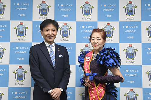 市長が記念撮影している写真