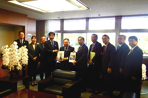 市長が記念撮影している写真