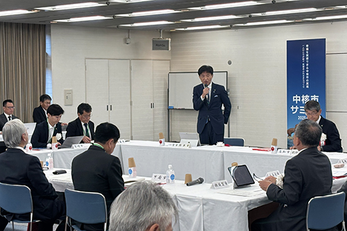 市長が会議に出席している写真