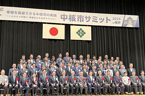 市長が会議に出席している写真