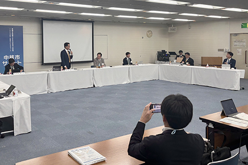 市長が会議に出席している写真