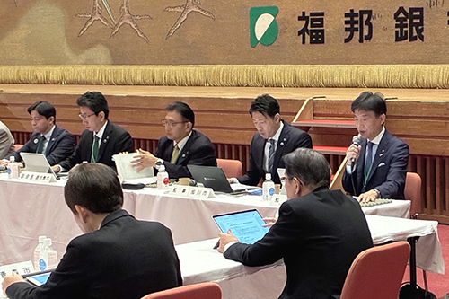 市長が会議に出席している写真