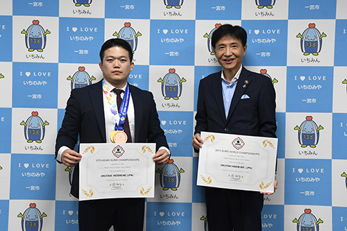 記念撮影の様子の写真