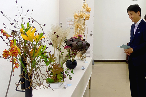 市長が鑑賞している写真