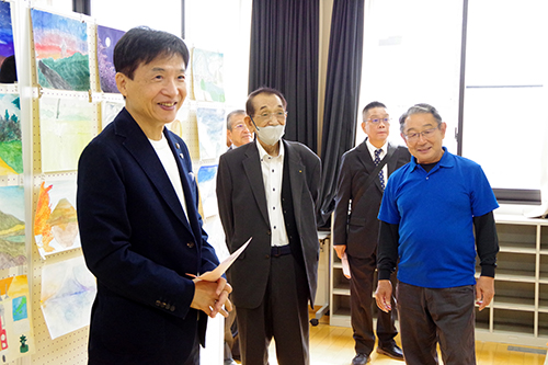 市長が鑑賞している写真