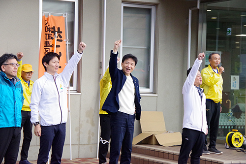 市長が号令をかけている写真