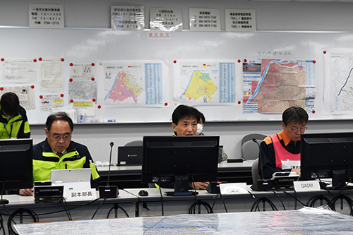 市長が記念撮影している写真