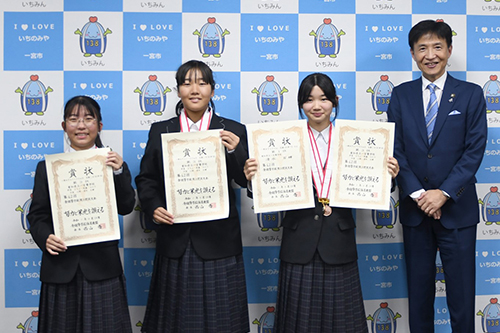 市長が記念撮影している写真