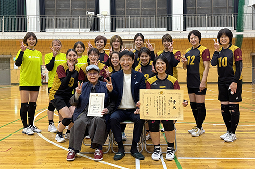 市長が記念撮影している写真