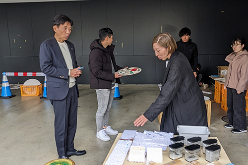 市長が記念撮影している写真