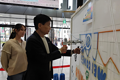 市長が記念撮影している写真