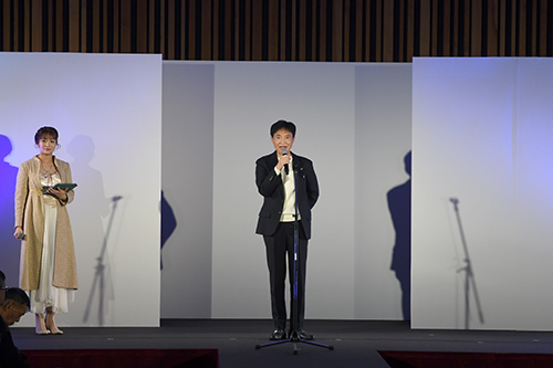 市長が記念撮影している写真