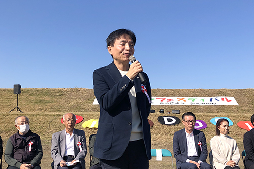 市長が記念撮影している写真