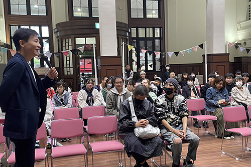市長が記念撮影している写真