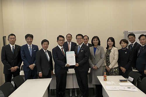 市長が記念撮影している写真