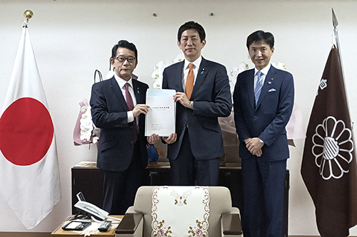 市長が記念撮影している写真