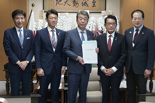 市長が記念撮影している写真