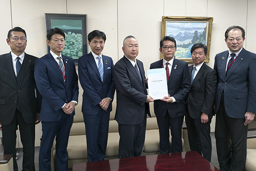 市長が記念撮影している写真