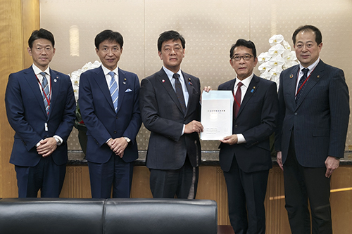 市長が記念撮影している写真