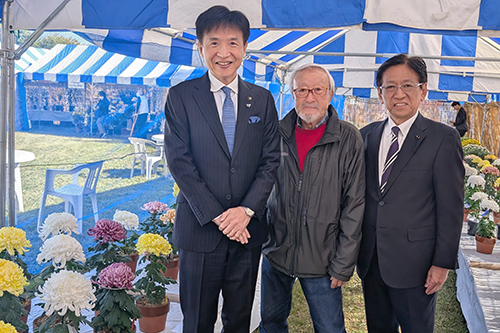 市長が記念撮影している写真