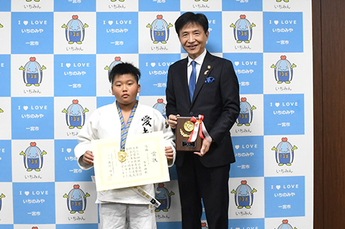 市長が記念撮影している写真