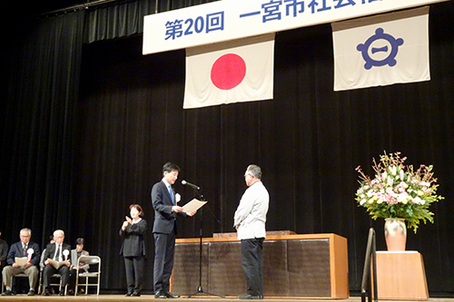 市長が感謝状を授与している写真